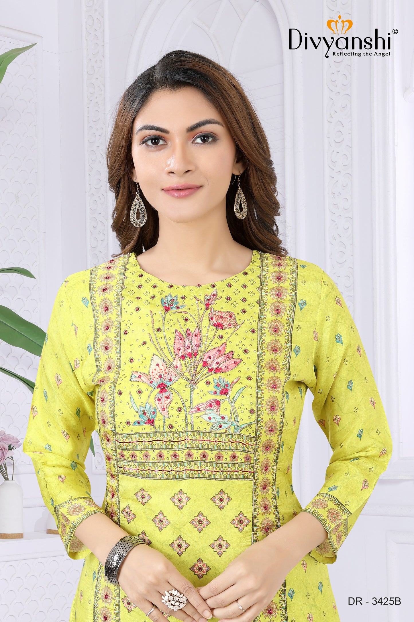 Straight Fit Designer Printed Kurti with Hint of Detailed Handwork for make outfit Elegant (DR3425B)